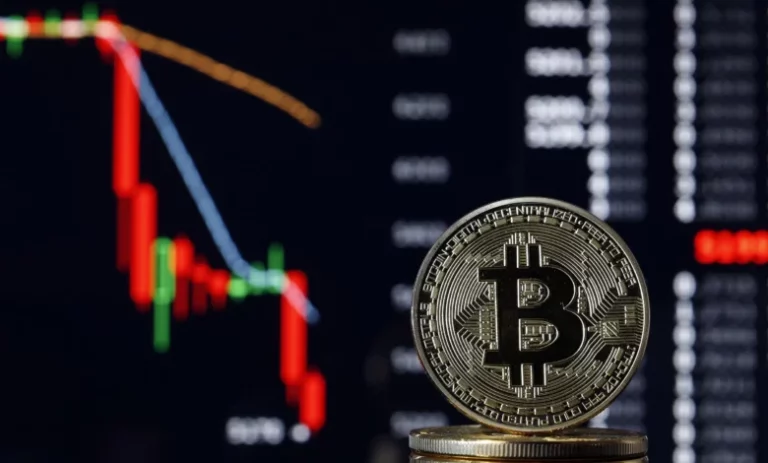 Bitcoin Sell-off Trend Leads to $7.3 Billion Loss